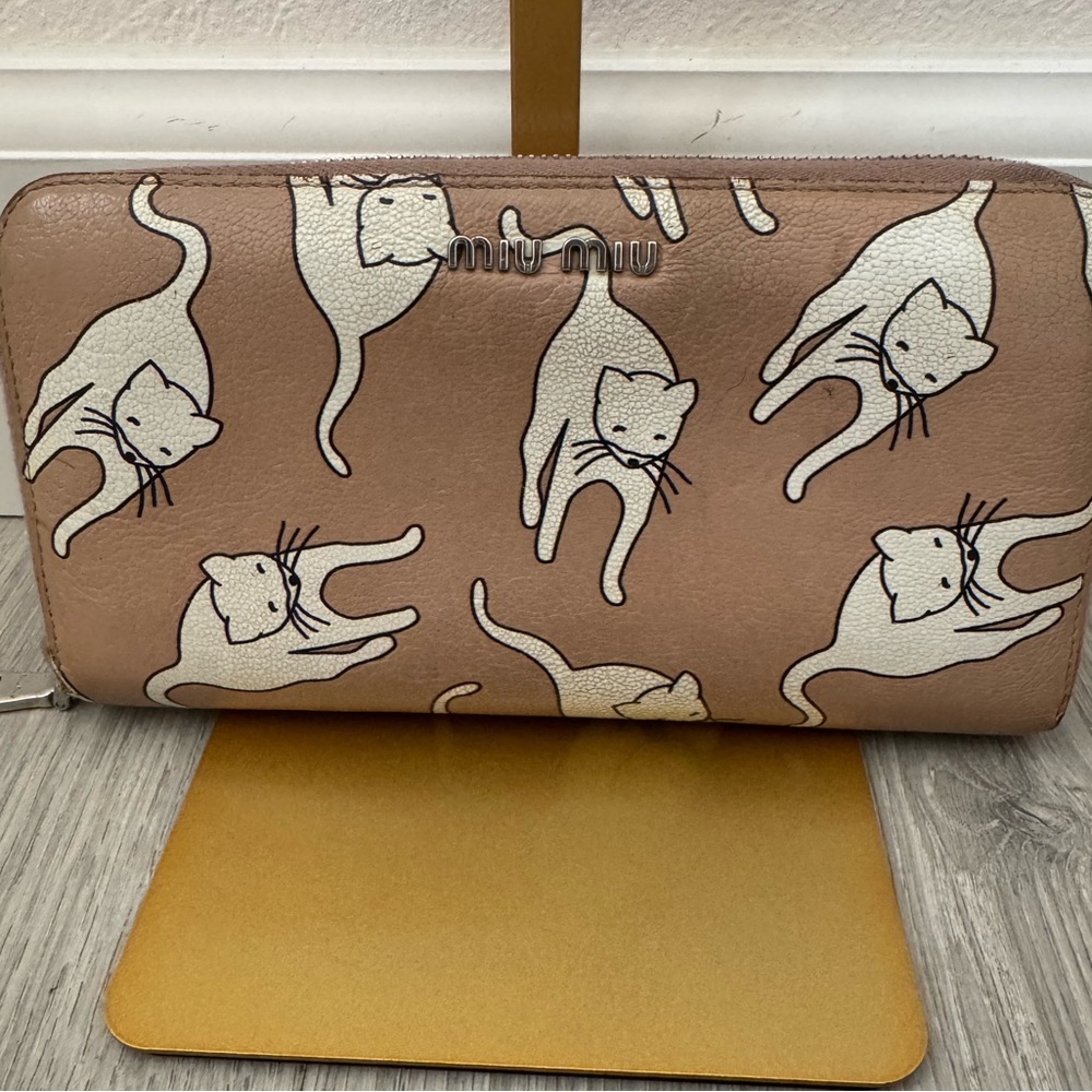 Miu Miu *Rare* Pink Cat Wallet🩷